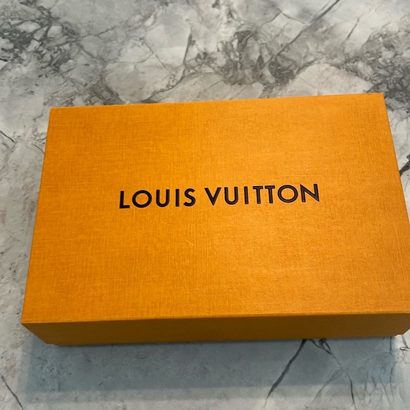 Louis Vuitton Medium Storage Box w  Magnetic Closure and ribbon - Picture 2 of 8
